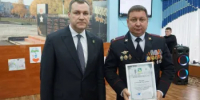 Сотрудники полиции принимают поздравления с профессиональным праздником - Администрация города